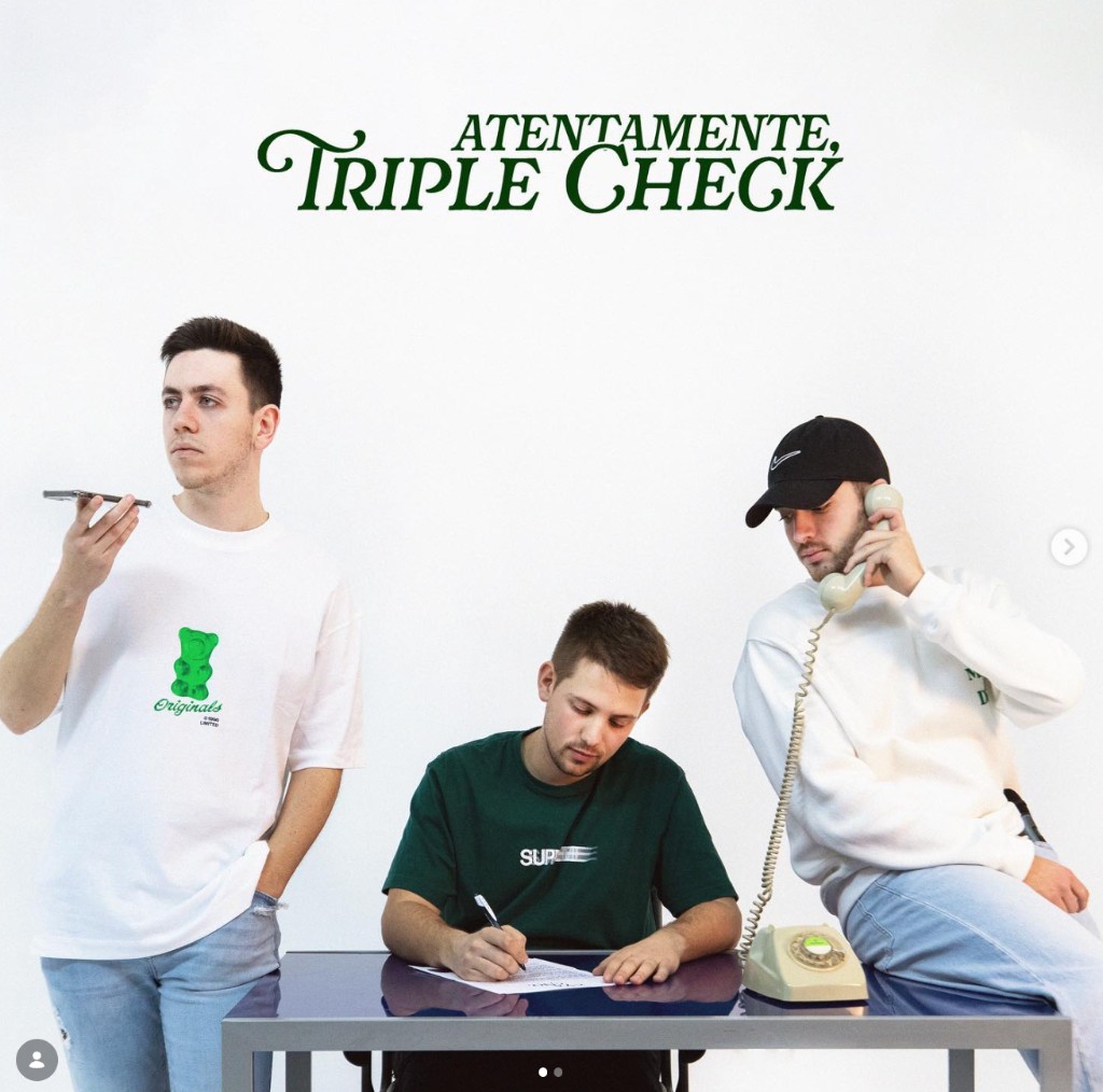 Atentamente, Triple Check EP artwork: band around a desk on white background